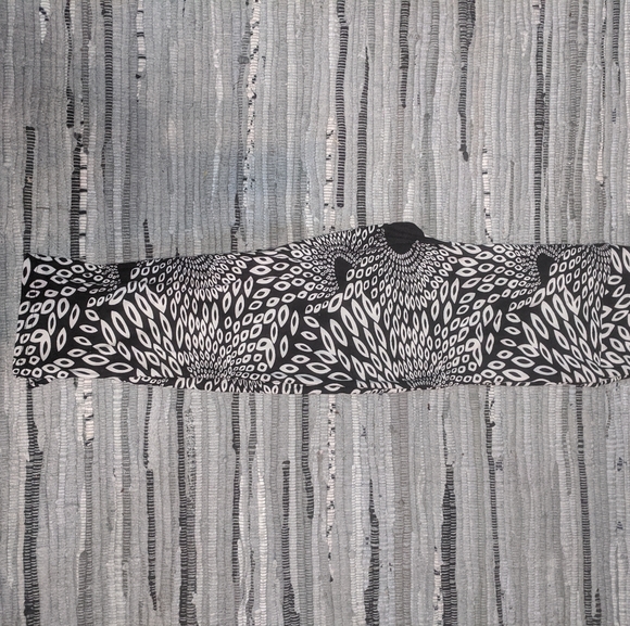 Thin Black and White Yoga Capris - Picture 2 of 3